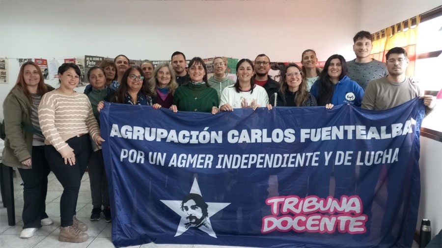 Docentes de la Agrupación Carlos Fuentealba (Agmer Concepción del Uruguay) con su bandera, en un encuentro de la campaña Multicolor
